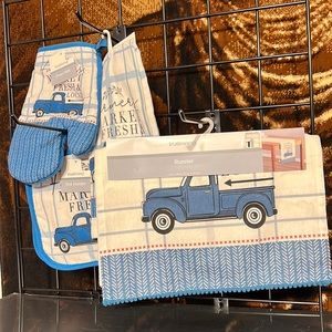 New Bundle of 5 Farmer’s Market Fresh Local Pot Holder Oven Mitt Towel Runner
